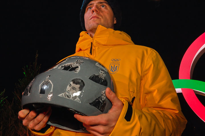 [코르티나담페초=AP/뉴시스] 우크라이나의 블라디슬라프 헤라스케비치가 10일(현지 시간) 이탈리아 코르티나담페초 코르티나 슬라이딩 센터에서 2026 밀라노·코르티나담페초 동계올림픽 스켈레톤 훈련을 마친 뒤 본인의 헬멧을 들고 기자회견하고 있다. 러시아와 전쟁에서 희생된 우크라이나 운동선수 24명의 사진이 담긴 추모 헬멧을 착용하고 연습 주행을 한 그는 규정 위반으로 헬멧 사용 불가 통보를 받았으나 강행 의사를 밝혔다. 2026.02.11.