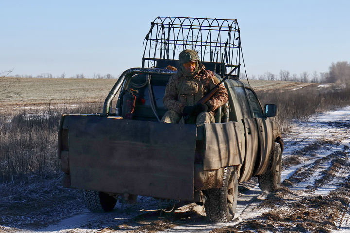 [자포리자=AP/뉴시스] 우크라이나 제65기계화여단 공보실이 제공한 사진으로 10일(현지 시간) 우크라이나 자포리자에서 군인들이 트럭 적재함에 탑승해 최전선으로 이동하고 있다. 2026.02.11.