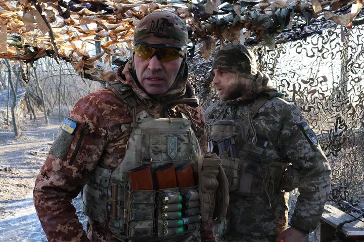 [자포리자=AP/뉴시스]우크라이나군 제 65 기계화연대 병사들이 10일(현지시각) 자포리자 지역 최전선에 투입되기 전 장비를 챙기고 있다. 2026.2.11.