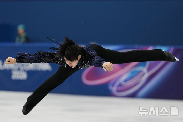 [밀라노=AP/뉴시스] 차준환이 10일(현지 시간) 이탈리아 밀라노 아이스스케이팅 아레나에서 열린 2026 밀라노·코르티나담페초 동계올림픽 피겨스케이팅 남자 싱글 쇼트프로그램에서 연기를 하고 있다. 2026.02.10.