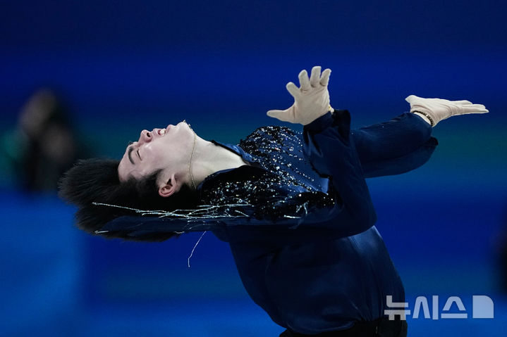 [밀라노=AP/뉴시스] 차준환이 10일(현지 시간) 이탈리아 밀라노 아이스스케이팅 아레나에서 열린 2026 밀라노·코르티나담페초 동계올림픽 피겨스케이팅 남자 싱글 쇼트프로그램에서 연기를 하고 있다. 2026.02.10.