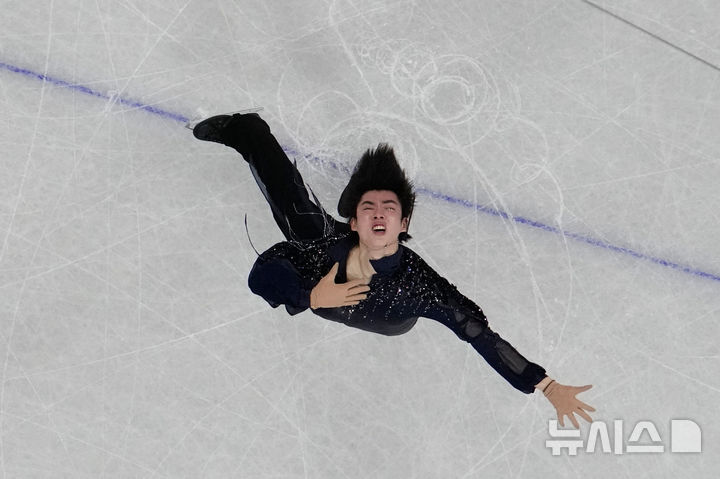 [밀라노=AP/뉴시스] 차준환이 10일(현지 시간) 이탈리아 밀라노 아이스스케이팅 아레나에서 열린 2026 밀라노·코르티나담페초 동계올림픽 피겨스케이팅 남자 싱글 쇼트프로그램에서 연기를 하고 있다. 2026.02.10.