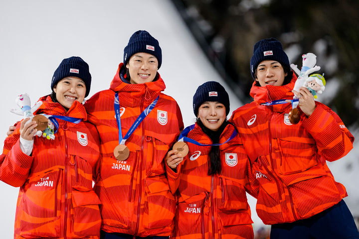 [프레다초=AP/뉴시스] 2026 밀라노·코르티나담페초 동계올림픽 스키점프 혼성 단체전에서 동메달을 딴 일본. 왼쪽부터 마루야마 노조미, 고바야시 료유, 다카나시 사라, 니카이도 렌. 2026.02.10.