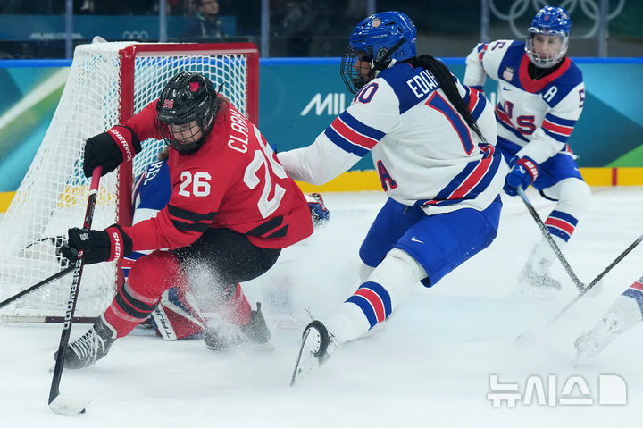 [밀라노=AP/뉴시스] 2026 밀라노·코르티나담페초 동계올림픽서 만난 캐나다 여자 아이스하키 대표팀과 미국 대표팀. 2026.02.10.