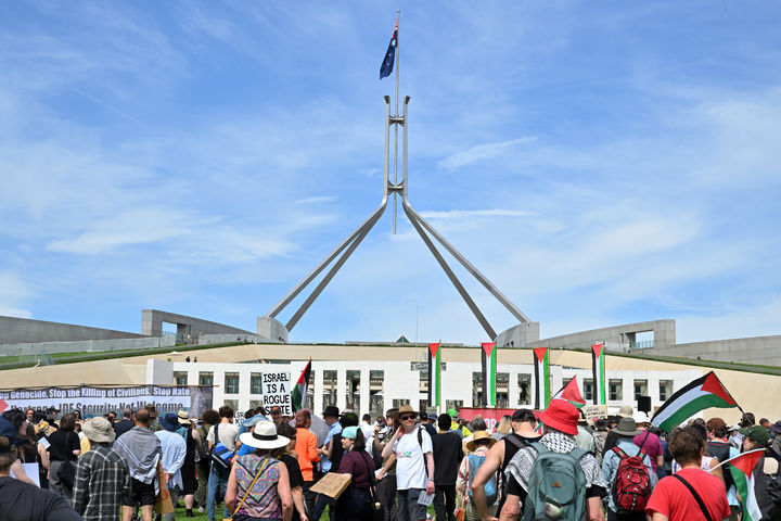 [캔버라=AP/뉴시스] 2월11일 호주 캔버라 국회의사당 앞에서 시위대가 이츠하크 헤르조그 이스라엘 대통령의 방문에 반대하는 집회를 열고 있다. 호주 정부는 2월 25일 이스라엘 주재 비필수 요원과 가족들에게 철수명령을 내렸다. 2026.02.26.