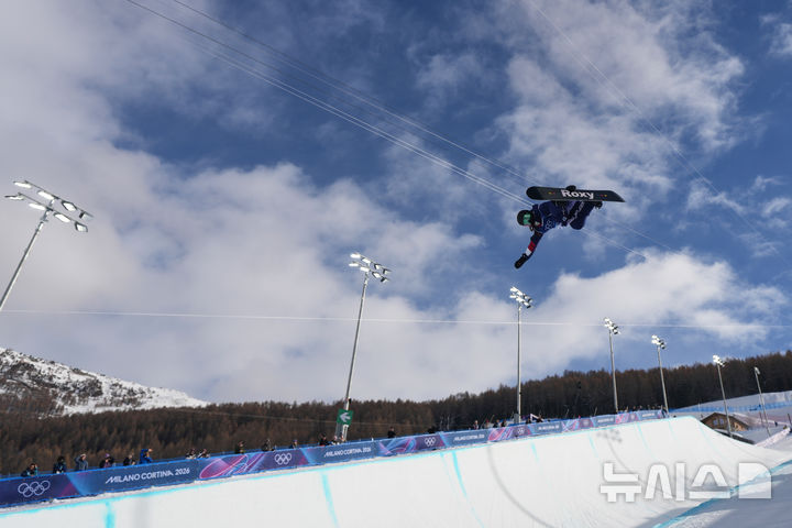 [리비뇨=AP/뉴시스] 클로이 김(미국)이 11일(한국 시간) 이탈리아 리비뇨 스노파크에서 열린 2026 밀라노·코르티나담페초 동계 올림픽 여자 스노보드 하프파이프 예선에서 경기를 펼치고 있다. 2026.02.11.