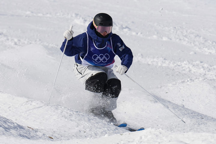 [리비뇨=AP/뉴시스] 윤신이가 11일(현지 시간) 이탈리아 리비뇨 에어리얼 모굴 파크에서 열린 2026 밀라노·코르티나담페초 동계올림픽 프리스타일 스키 여자 모굴 2차 예선 경기를 펼치고 있다. 윤신이는 64.46점을 받아 13위를 기록하면서 10명이 오르는 결선에는 오르지 못했다. 2026.02.12.