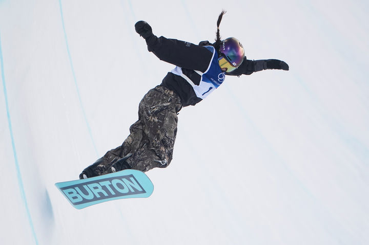 [리비뇨=AP/뉴시스] 최가온이 11일(현지시간) 이탈리아 리비뇨 스노파크에서 열린 2026 밀라노·코르티나 담페초 동계올림픽 스노보드 여자 하프파이프 예선전에서 경기를 펼치고 있다. 최가온은 82.25점을 기록해 전체 6위로 결선에 진출했다. 2026.02.12.