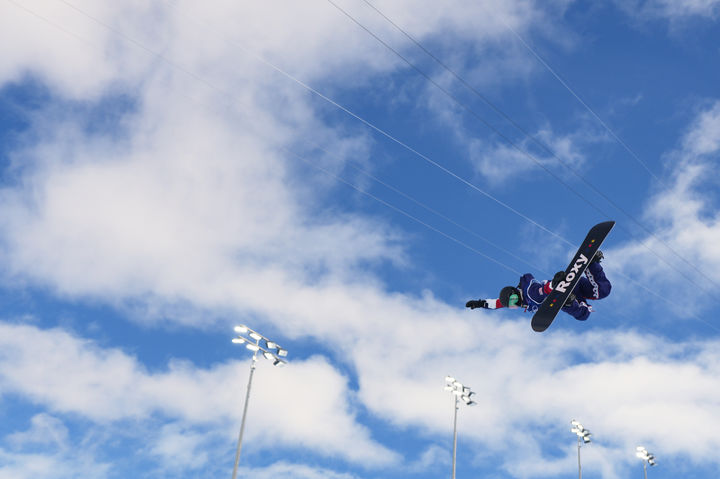 [리비뇨=AP/뉴시스] 클로이 김(미국)이 11일(현지시간) 이탈리아 리비뇨 스노파크에서 열린 2026 밀라노·코르티나 담페초 동계올림픽 스노보드 여자 하프파이프 예선전에서 경기를 펼치고 있다. 클로이 김은 90.25점을 기록해 전체 1위로 결선에 진출했다. 2026.02.12.