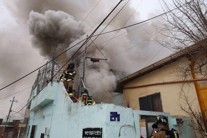[부산=뉴시스] 10일 오후 오후 3시8분께 부산 사상구의 한 단독주택에서 난 불로 1명이 중상을 입었다. (사진=부산소방재난본부 제공) 2026.02.11. photo@newsis.com *재판매 및 DB 금지