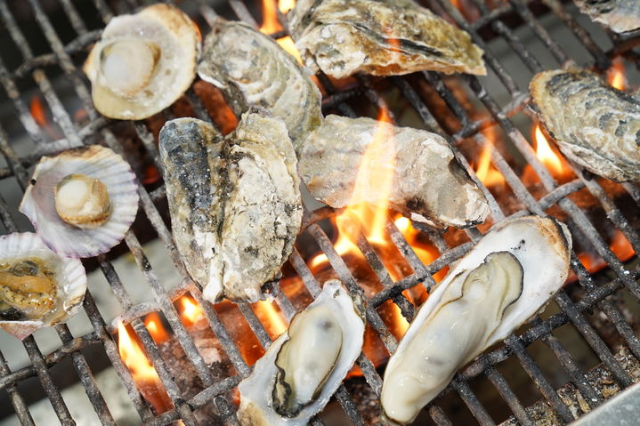 [보령=뉴시스] 보령 천북 굴단지 굴구이 모습. (사진=보령시청 제공) 2206.02.14. photo@newsis.com *재판매 및 DB 금지