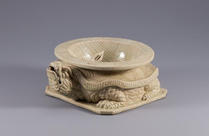  백자구형해시계 白磁龜形日晷, 高 10.8 徑 22.5cm. 추정가 5000만~1억원. *재판매 및 DB 금지