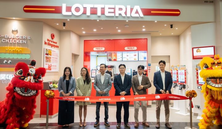 [서울=뉴시스] 지난 10일 싱가포르 주얼 창이 공항 지하 1층에 위치한 롯데리아 싱가포르 1호점 그랜드 오픈식에서 알란 고 카트리나그룹 알란(왼쪽에서 3번째)와 이원택 롯데GRS 대표이사(왼쪽 4번째)이 참석해 기념촬영을 하고 있다.(사진=롯데GRS 제공) *재판매 및 DB 금지