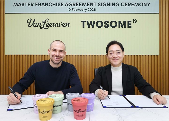 [서울=뉴시스] 문영주 투썸플레이스 대표이사(오른쪽)과 벤 밴루엔 밴루엔 최고경영자가 마스터 프랜차이즈 계약을 체결하고 기념 촬영을 하고 있다.(사진=투썸플레이스 제공) *재판매 및 DB 금지