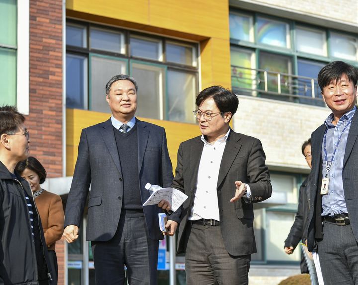 [인천=뉴시스] 김병수 경기 김포시장이 교육 현장을 찾아 살피고 있다. (사진=김포시 제공) 2026.02.11. photo@newsis.com *재판매 및 DB 금지