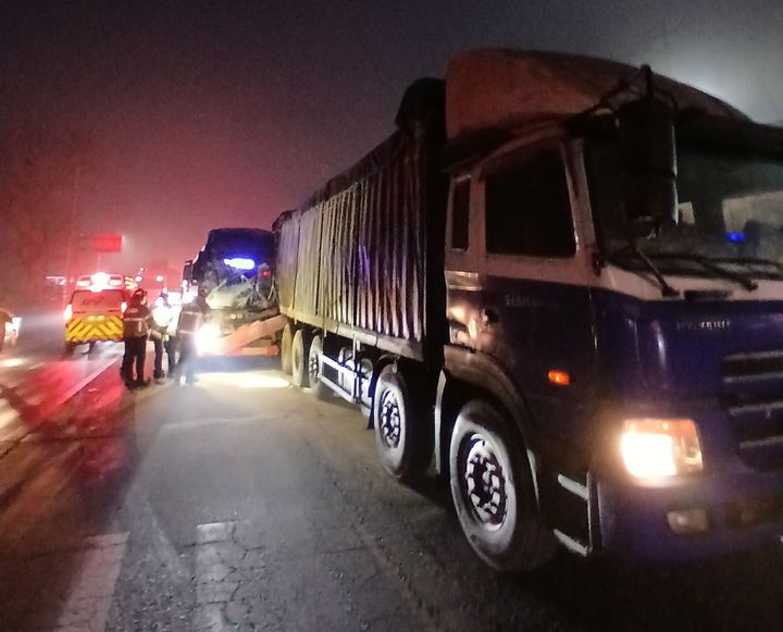 [군산=뉴시스] 11일 오전 6시42분께 전북 군산시 소룡동의 한 도로에서 통근버스가 25t 트럭을 뒤에서 들이받아 소방대원이 구조 작업을 진행하고 있다. (사진=전북도소방본부 제공) 2026.02.11. photo@newsis.com *재판매 및 DB 금지