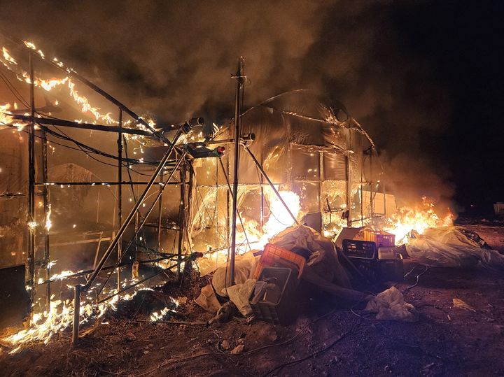 [부산=뉴시스] 10일 오후 부산 기장군의 한 비닐하우스에서 불이 났다. (사진=부산소방재난본부 제공) 2026.02.11. photo@newsis.com *재판매 및 DB 금지
