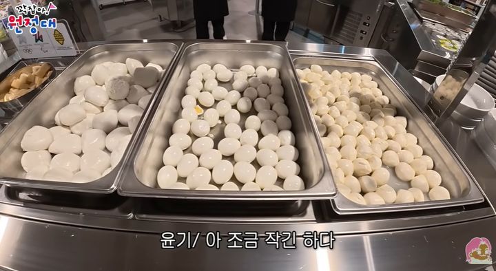 [뉴시스]2026 밀라노·코르티나 담페초 동계올림픽의 선수촌 식당에서 제공되는 치즈와 계란. (사진 = 꽉잡아윤기 유튜브 캡처) *재판매 및 DB 금지