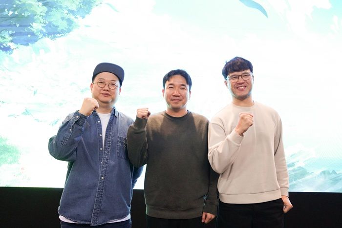 [서울=뉴시스] NHN은 2월 말 어스비디아 글로벌 출시를 앞두고 10일 성남 분당구 NHN 사옥에서 기자간담회를 진행했다. (왼쪽부터) 정중재 NHN 게임사업실장, 김원주 링게임즈 PD, 김태헌 링게임즈 개발사업실장. (사진=NHN 제공) *재판매 및 DB 금지