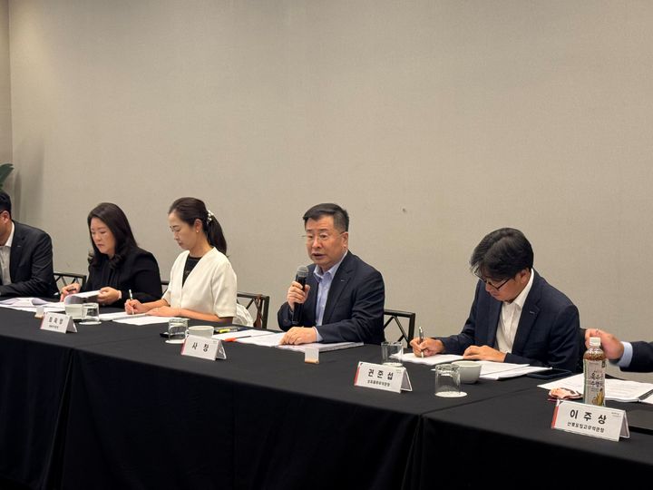 [서울=뉴시스] 강경성 코트라 사장(오른쪽에서 두 번째)이 지난 10일(현지시간) 칠레 산티아고에서 열린 ‘2026년 중남미지역 무역투자확대 전략회의’에서 발언하고 있는 모습. (사진=코트라 제공) photo@newsis.com *재판매 및 DB 금지