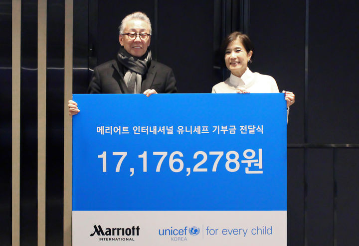 1월29일 서울 중구 르메르디앙 & 목시 서울 명동에서 남기덕 메리어트 인터내셔널 한국·필리핀·베트남 지역 대표(왼쪽)가 조미진 유니세프 한국위원회 사무총장에게 유니세프 기금을 전달하고 있다. (사진=메리어트 인터내셔널) *재판매 및 DB 금지