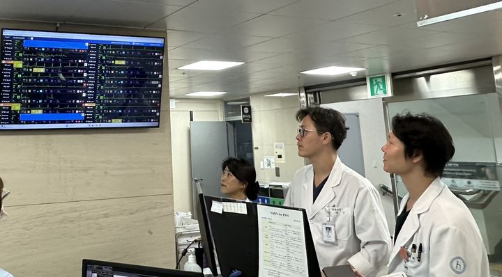 [서울=뉴시스] 광주한국병원 의료진들이 병동에 설치된 씽크(thynC) 모니터를 통해 환자 상태를 살피고 있다. (사진=대웅제약 제공) 2026.02.11. photo@newsis.com *재판매 및 DB 금지