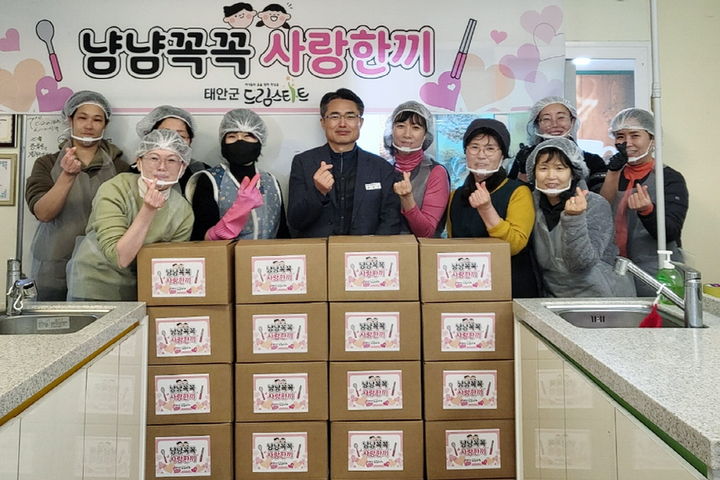 [태안=뉴시스] 충남 태안 드림스타트 어머니봉사단이 지난 10일 지역 내 한 조리업체에서 취약계층 아이들에게 건넬 밑반찬을 만들고 포장한 뒤 기념 사진을 찍고 있다. (사진=태안군 제공) 2026.02.11. photo@newsis.com *재판매 및 DB 금지