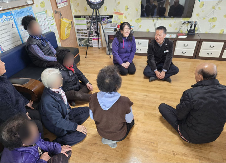 [창녕=뉴시스] 고암면에서 관내 취약계층을 방문해 물품을 전달하고 있다. (사진= 창녕군 제공) 2026.02.11. photo@newsis.com *재판매 및 DB 금지