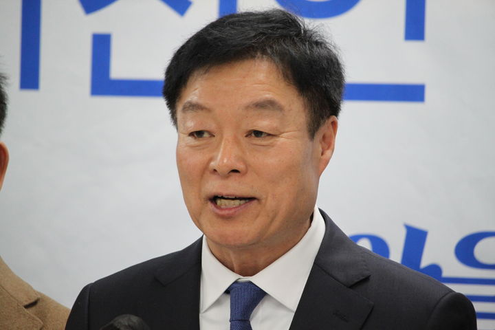 [천안=뉴시스] 최영민 기자=이규희 더불어민주당 천안시장 출마예정자가 11일 천안시청 브리핑실에서 출마선언 기자회견을 하고 있다. 2026.02.11 ymchoi@newsis.com *재판매 및 DB 금지