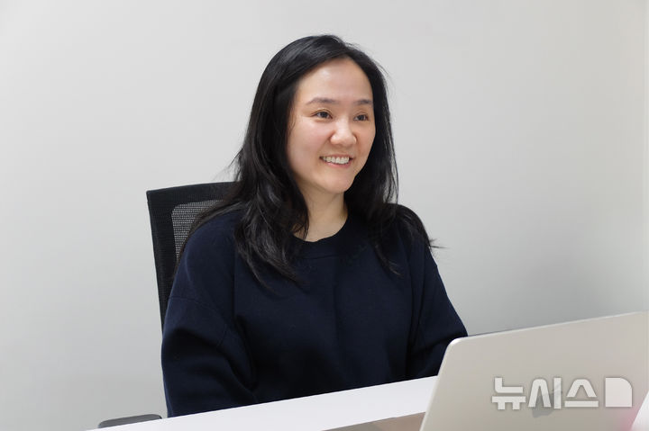 [서울=뉴시스] 이유경 S2W 비즈니스센터장이 경기 성남시 S2W 사무실에서 열린 뉴시스와의 인터뷰에서 기자 질문에 답하고 있다. (사진=S2W 제공)