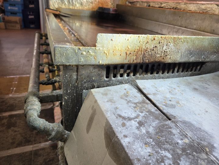 [서울=뉴시스] 식품의약품안전처는 설 명절을 앞두고 선물용·제수용으로 많이 구매하는 식품을 제조·수입·조리·판매하는 업체를 대상으로 집중 점검에 나서 식품위생법 등을 위반한 업체를 적발했다고 11일 밝혔다. 사진은 이번 점검에서 위생적 취급 위반으로 적발된 업체의 현장 모습. (사진=식약처 제공) 2026.02.11. photo@newsis.com *재판매 및 DB 금지