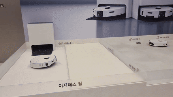 [서울=뉴시스]이지용 기자 = 삼성전자의 2026년형 '비스포크 AI 스팀' 로봇청소기가 문턱을 넘고 있는 모습. 2026.02.11. leejy5223@newsis.com *재판매 및 DB 금지