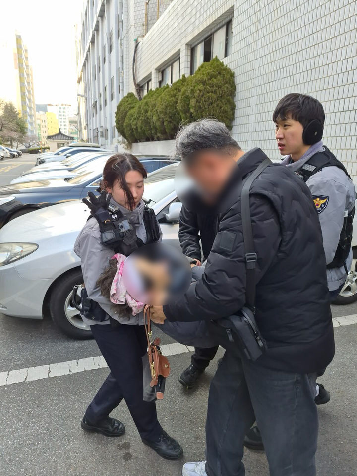 [부산=뉴시스] 부산 사하경찰서 괴정지구대는 지난 8일 한파 속 실종된 치매 어르신을 무사히 구조했다. (사진=부산 사하경찰서 제공) 2026.02.11. photo@newsis.com *재판매 및 DB 금지