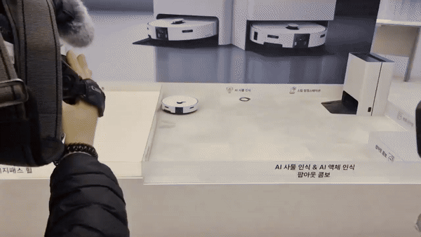 [서울=뉴시스]이지용 기자 = 삼성전자의 2026년형 '비스포크 AI 스팀' 로봇청소기가 물을 피해 청소를 하는 모습. 2026.02.11. leejy5223@newsis.com *재판매 및 DB 금지