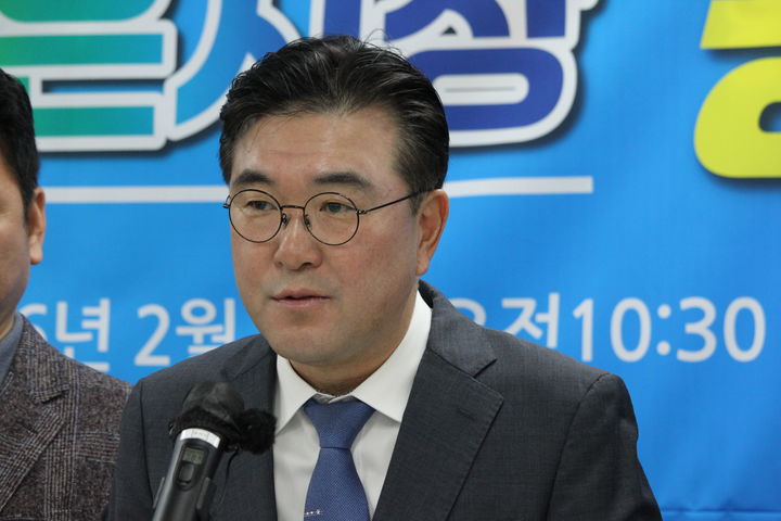 [천안=뉴시스] 최영민 기자=황천순 전 천안시의회 의장이 11일 천안시청 브리핑실에서 6월 전국동시지방선거 천안시장 출마를 선언하고 있다. 2026.02.11 ymchoi@newsis.com *재판매 및 DB 금지