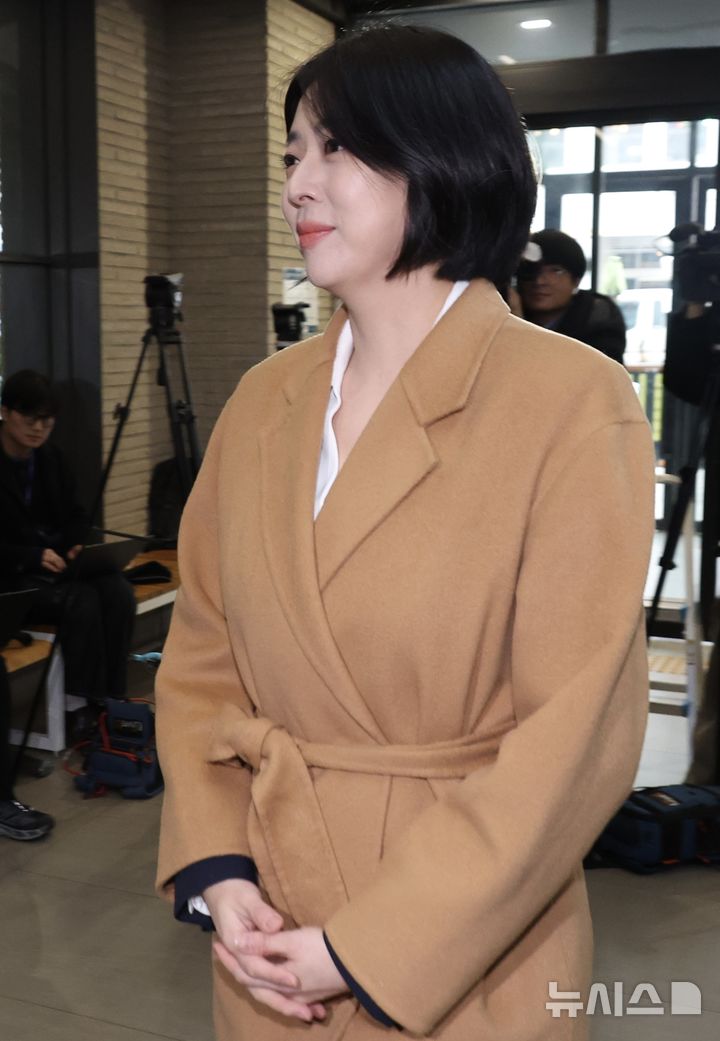 [서울=뉴시스] 조성봉 기자 = 배현진 국민의힘 의원이 11일 오전 서울 여의도 중앙당사에서 열리는 국민의힘 중앙윤리위원회에 출석하고 있다. 국민의힘 윤리위에는 배 의원이 지방선거를 앞두고 시당 소속 광역·기초 의원 등에게 한 전 대표 제명을 반대하고 장동혁 지도부를 비판하는 입장을 사실상 요구했다는 내용의 제소가 접수된 것으로 알려졌다. 2026.02.11. suncho21@newsis.com