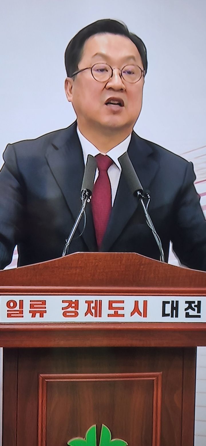 [대전=뉴시스]이장우 대전시장이 11일 대전시청 브리핑실에서 기자회견을 열고 있다. 2026. 02. 11 photo@newsis.com *재판매 및 DB 금지
