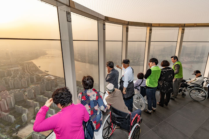 서울관광재단이 2022년 ‘우수유니버설 관광시설’로 선정한 서울스카이. (사진=롯데월드) *재판매 및 DB 금지