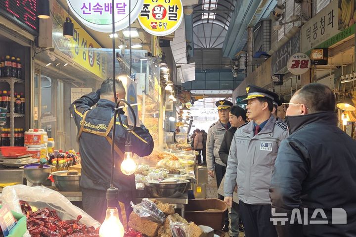 [인천=뉴시스] 한창훈 인천경찰청장(오른쪽 두번째)이 인천 미추홀구 신기시장에서 지역 치안 상황을 점검하고 있다. (사진=인천청 제공) 2026.02.11. photo@newsis.com