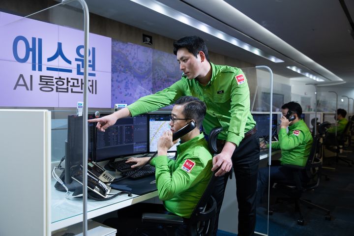 [수원=뉴시스]에스원 보안관제센터에서 관제사가 고객처에 이상 상황이 있는지 확인하고 있다. (사진=에스원 제공) 2026.02.11. photo@newsis.com *재판매 및 DB 금지