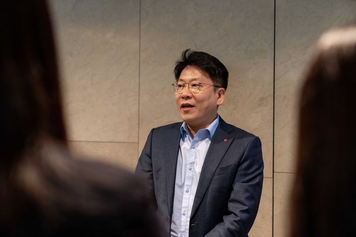 [서울=뉴시스] 김동명 LG에너지솔루션 대표가 11일 JW메리어트호텔 서울에서 열린 2026년 한국배터리산업협회 이사회·총회 참석 전 취재진 질문에 답하고 있다. (사진=LG에너지솔루션) 2026.02.11 photo@newsis.com *재판매 및 DB 금지 *재판매 및 DB 금지