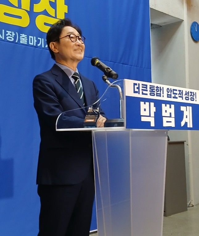 [대전=뉴시스] 조명휘 기자 = 박범계 전 법무부장관이 11일 대전 유성구 문지동 플랜아이에서 충남대전통합특별시장 선거 출마를 선언하고 있다. 2026.02.11. joemedia@newsis.com *재판매 및 DB 금지