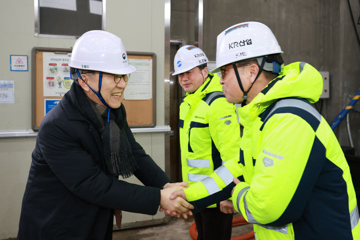 김윤덕 국토장관 "국민 생명 직결된 겨울철 제설 철저"