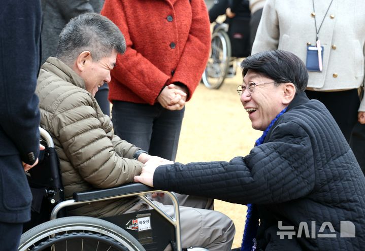 [전주=뉴시스]윤난슬 기자 = 전북 전주시는 설 명절을 앞두고 11일 완산구 천잠로에 위치한 장애인거주시설 동암재활원을 방문해 이용인들을 격려하고 현장의 애로사항을 청취했다. (사진=전주시 제공) 2026.02.11. photo@newsis.com 