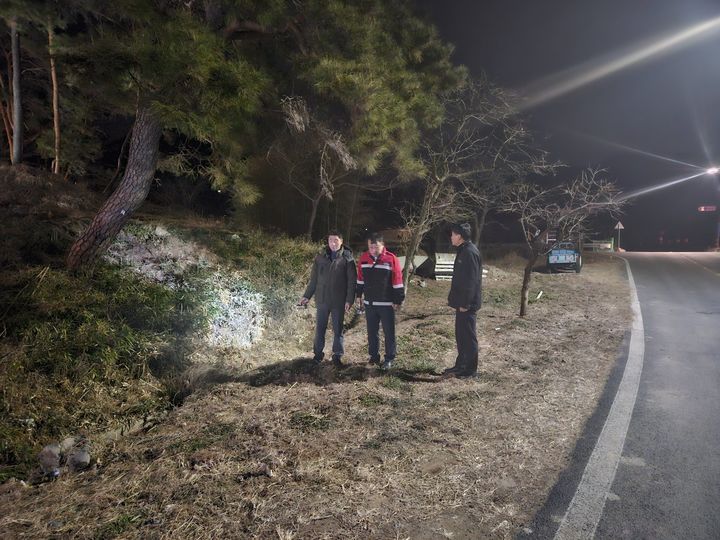 [밀양=뉴시스] 경남 밀양시 부북면에서 산불 예방을 위해 산림 연접지를 야간 순찰하고 있다. (사진=밀양시 제공) 2026.02.11. photo@newsis.com *재판매 및 DB 금지