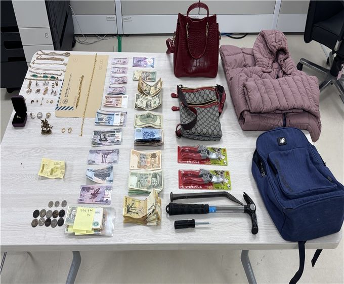 [대전=뉴시스] 출소한 지 약 10일 만에 다시 특수 절도를 저지른 50대 여성이 훔친 금품.(사진=대전경찰청 제공) 2026.02.11. photo@newsis.com *재판매 및 DB 금지