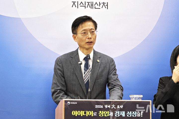 [대전=뉴시스] 11일 김용선 지식재산처장이 취임 100일을 맞아 정부대전청사서 지재처의 5대 정책방향과 중점추진 과제에 대해 소개하고 있다. kys0505@newsis.com