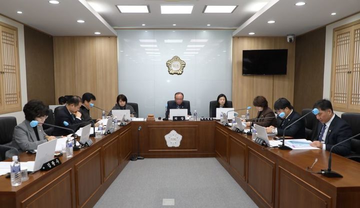 [홍천=뉴시스] 11일 홍천군의회(의장 박영록)는 이날 오전 홍천군의회 임시회 제4차 본회의를 열어 건설과 소관 등에 대한 2026년도 군정 주요 업무 추진 계획을 보고 받았다고 밝혔다. 홍천군의회 제공. *재판매 및 DB 금지