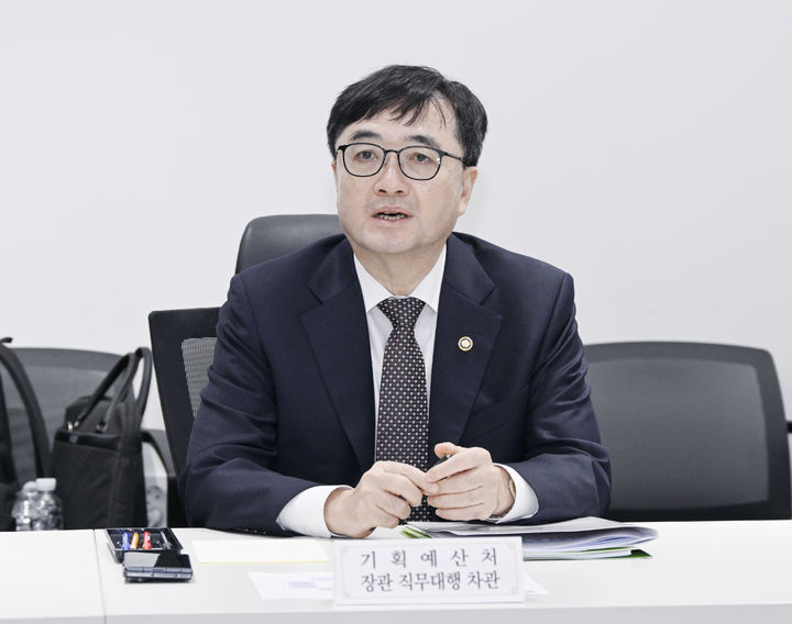 [세종=뉴시스] 기획예산처는 임기근 장관 직무대행 차관이 11일 경기 성남시 소재 기후테크 스타트업 '에이올코리아'을 방문해 기후 분야 스타트업들과의 간담회를 열었다고 밝혔다. (사진=기획처 제공) 2026.02.11. photo@newsis.com *재판매 및 DB 금지