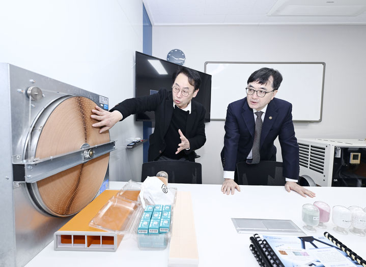 [세종=뉴시스] 기획예산처는 임기근 장관 직무대행 차관이 11일 경기 성남시 소재 기후테크 스타트업 '에이올코리아'을 방문해 기후 분야 스타트업들과의 간담회를 열었다고 밝혔다. (사진=기획처 제공) 2026.02.11. photo@newsis.com *재판매 및 DB 금지